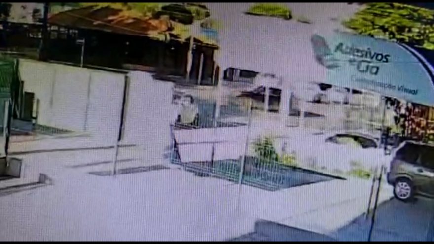 Câmera registra colisão entre Creta e Siena na Rua Erechim, no Centro
