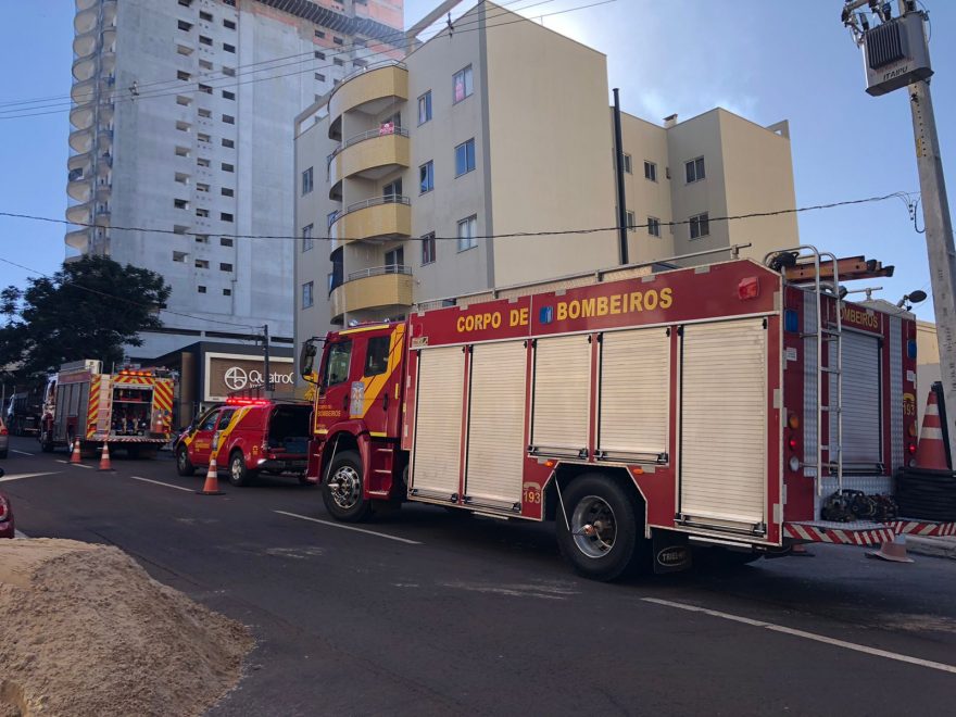 Materiais queimados em churrasqueira provocam fumaça densa e assustados, vizinhos chamam Corpo de Bombeiros