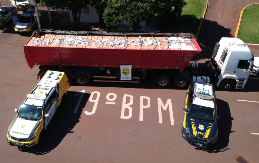 PRF e PM apreendem caminhão carregado com 500 mil maços de cigarros no oeste do estado