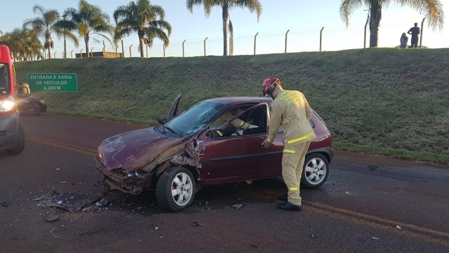 Motorista sofre fratura no nariz após colisão entre Corsa e Ranger na PR-486