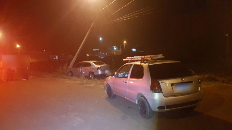 Carro bate em poste após acidente no Esmeralda
