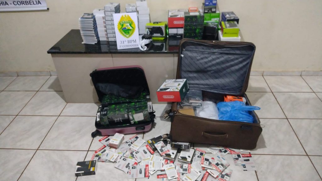 PM apreende mercadorias de descaminho em ônibus de linha durante a madrugada