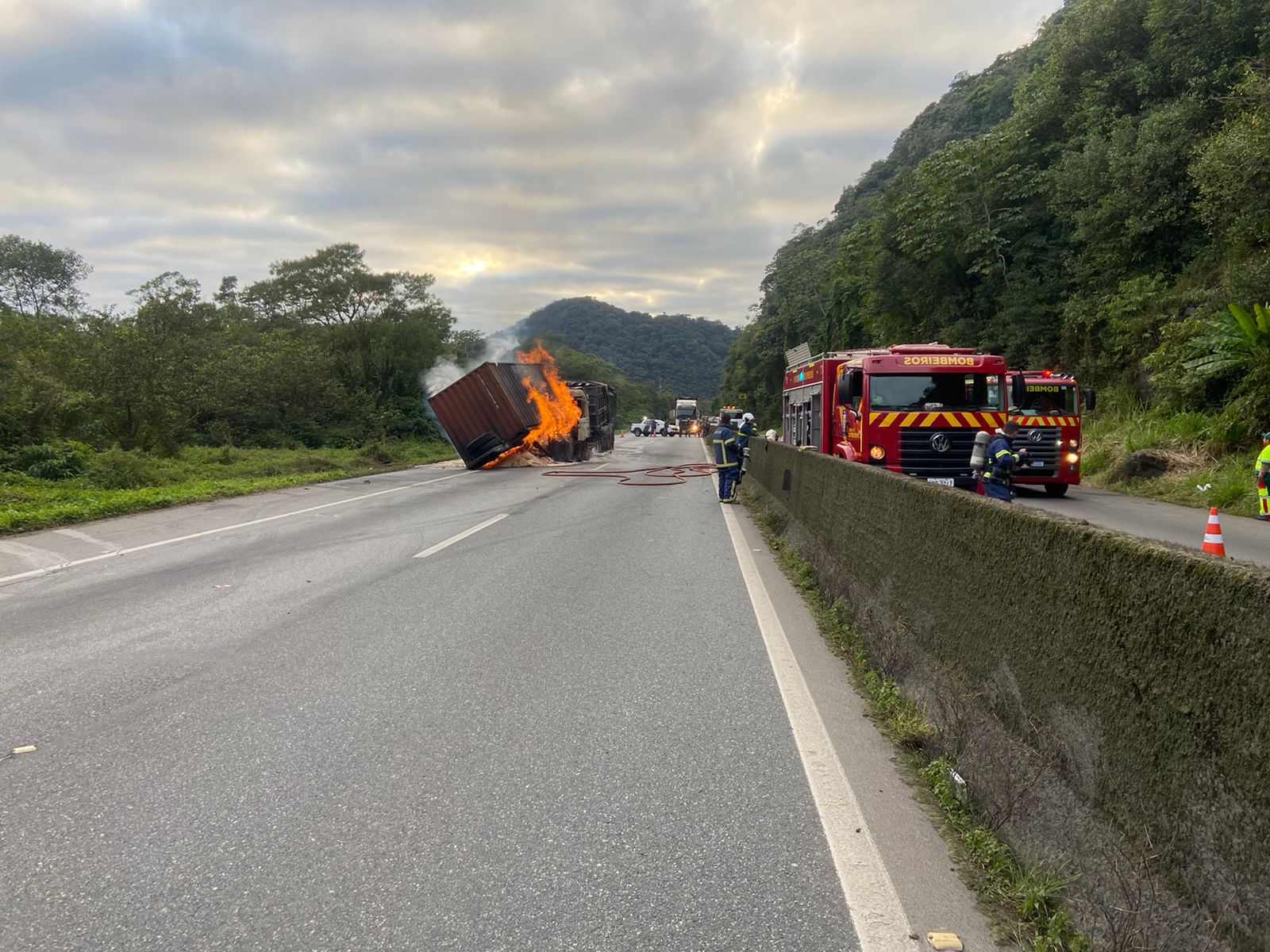 Caminhão Pega Fogo Após Colisão Com Carreta Na BR-277 | CGN - O Maior ...