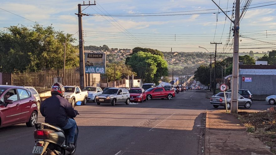 Após acidente, viaduto da Rua Jacarezinho fica congestionado