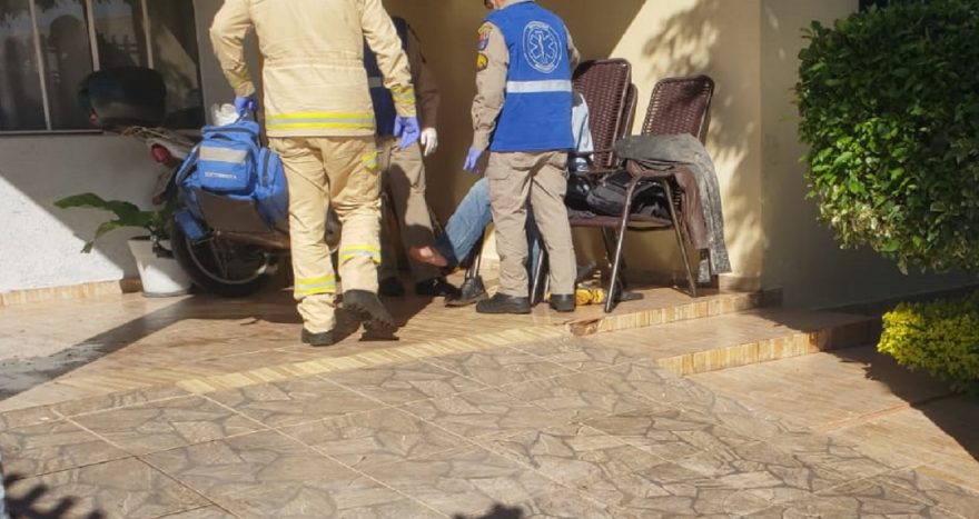Durante limpeza em telhado, homem sofre queda e fica ferido