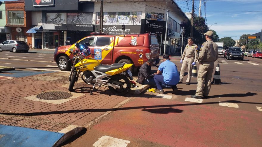 Motociclista fica ferido após se envolver em acidente na Avenida Brasil