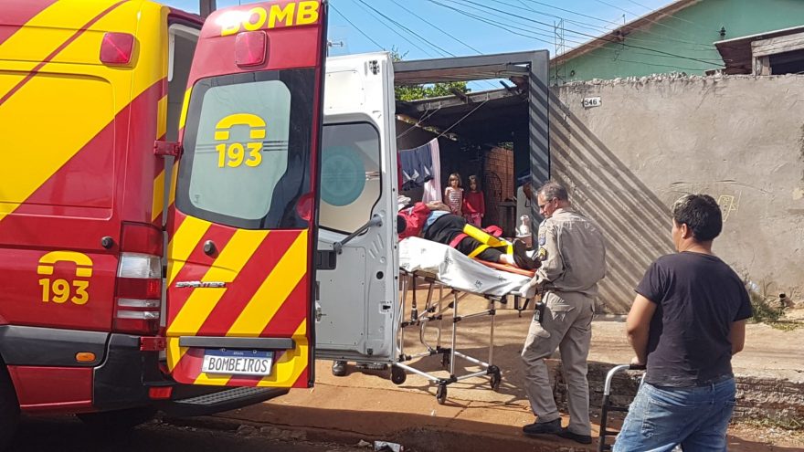 Porta se solta de estrutura e atinge idosa no Bairro Guarujá