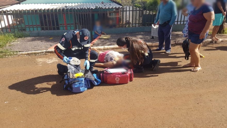 Mulher com bebê no colo desmaia na rua e é socorrida pelo Samu