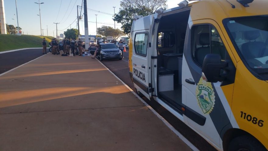 PM realiza operação de trânsito na Avenida Tancredo Neves em Cascavel