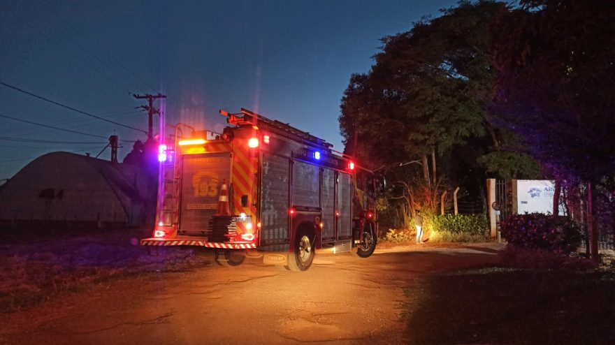 Corpo de Bombeiros combate incêndio no Bairro Pacaembu