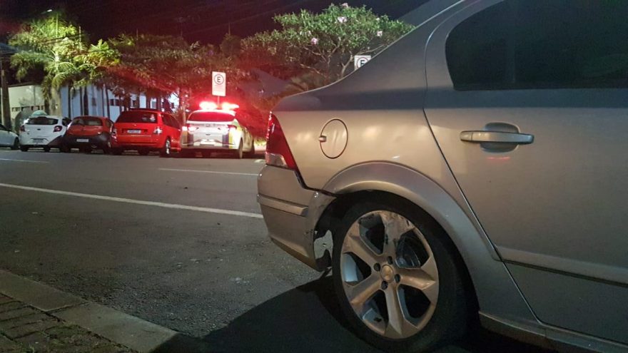 Vectra com documentos atrasados é recolhido ao pátio da PM após acidente no Centro