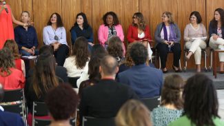 Mulheres ocupam 34% de cargos de alta liderança no setor público