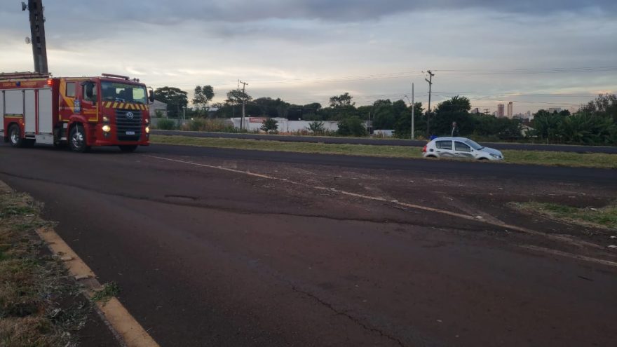 Carro roda na pista e quase capota na rodovia BR-467, em Cascavel