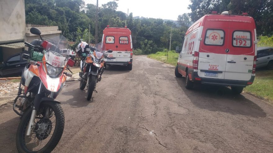 Diversas equipes do Samu prestam atendimento a idoso na Rua Carlos de Carvalho