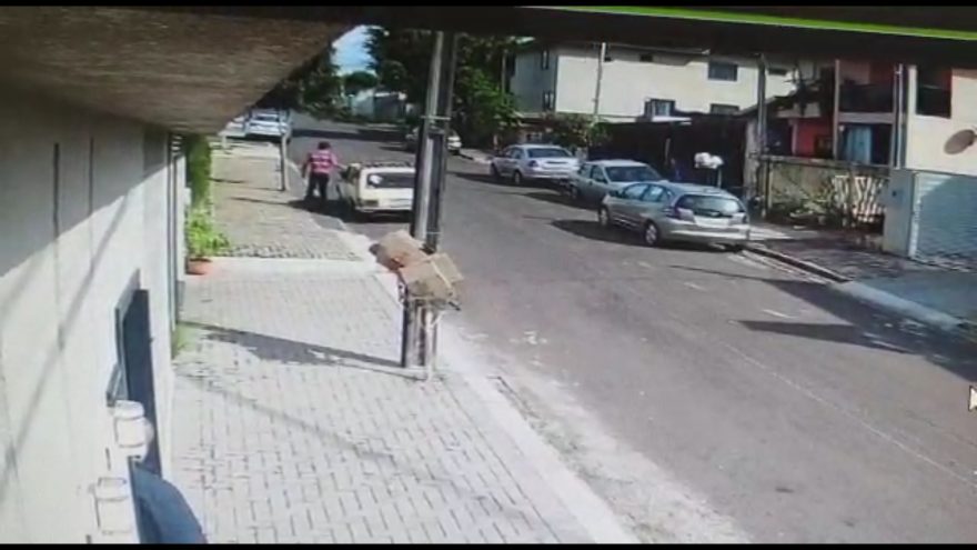 Câmera flagra homem invadindo residências para cometer furto no Pioneiros Catarinenses