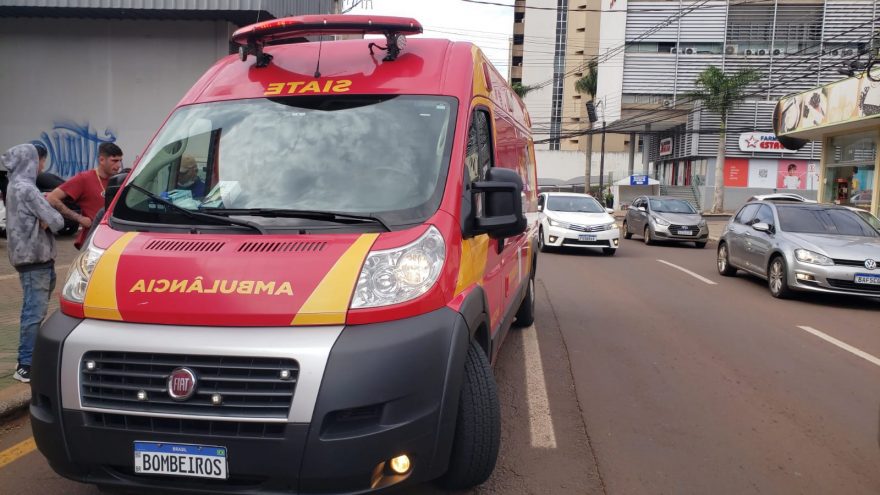 Motociclista fica ferido em acidente na Rua Paraná, no Centro