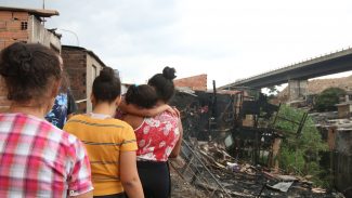 Favelas em áreas valorizadas são mais atingidas por incêndios