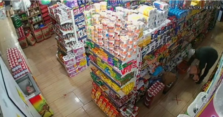 Câmera registra homem furtando produtos em mercado no Veneza