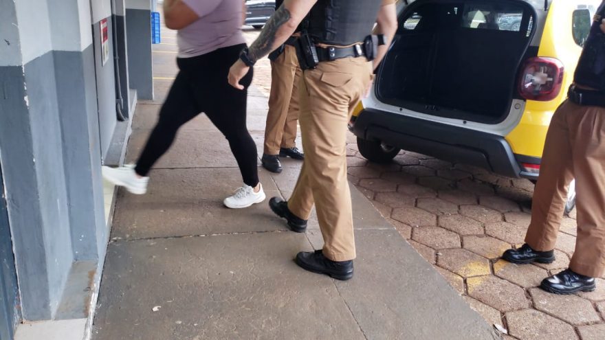 Mulher é presa por furtar garrafas de cerveja em supermercado no Periolo