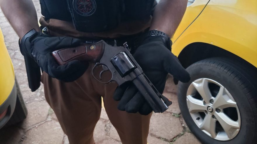 Polícia Militar apreende revólver e munições no Riviera