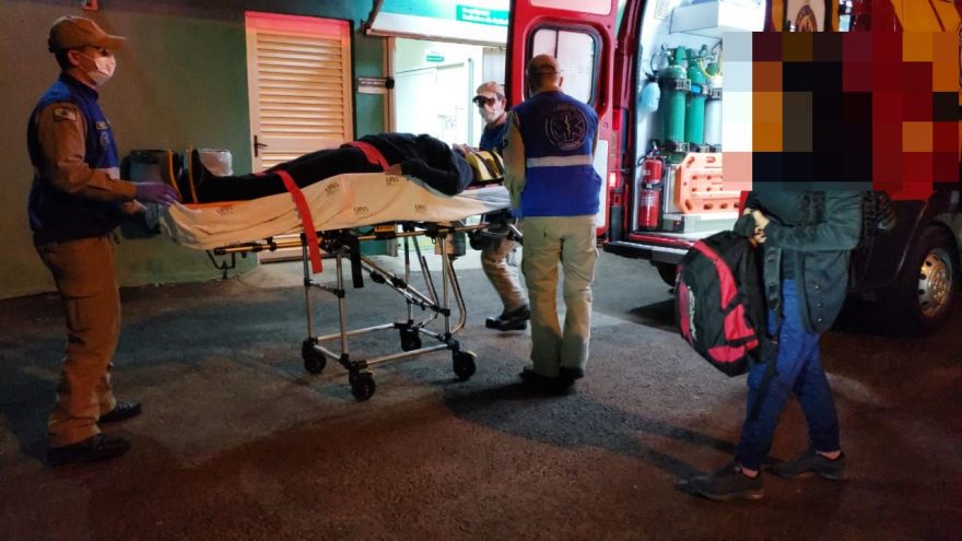 Mulher sofre contusão no crânio ao cair de escada de dois metros enquanto limpava janela