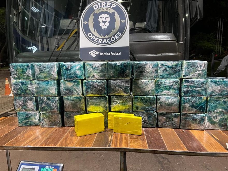Receita Federal apreende 155 quilos de cocaína em compartimento oculto na lateral de ônibus