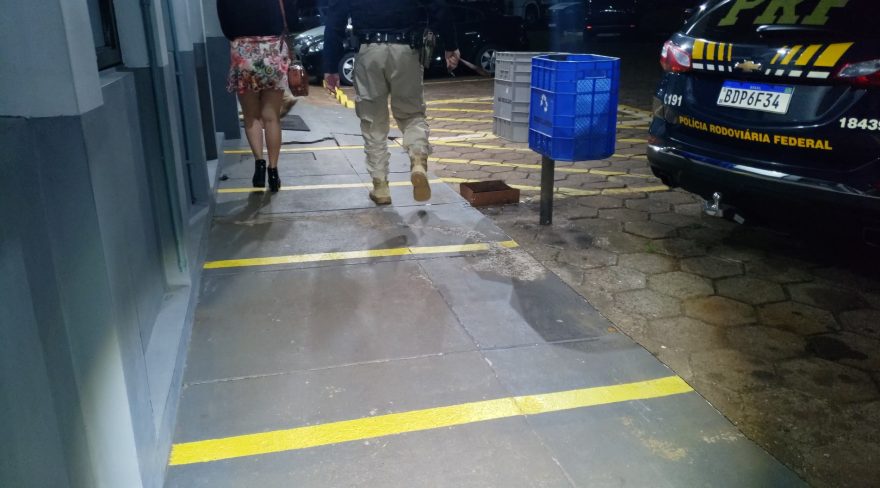 Mulher conduzindo Celta com registro de furto é presa pela PRF na BR-277