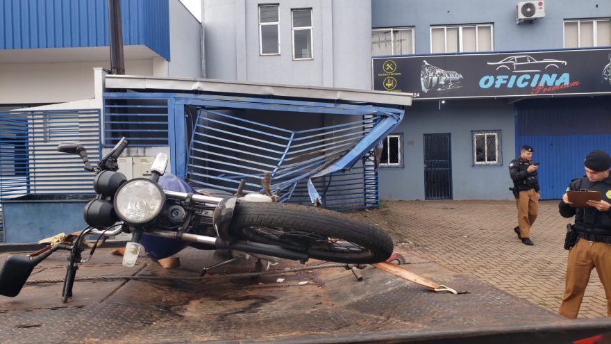 Motocicleta estacionada em local irregular é apreendida pela PM