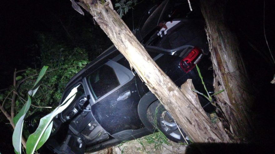 Homem tem o carro alvejado por disparos de arma de fogo, porém é preso após recusar teste do bafômetro