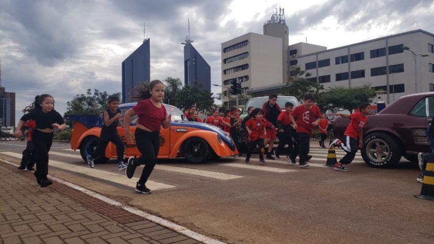 Grupo de dança realiza apresentação de hip hop em frente a Catedral