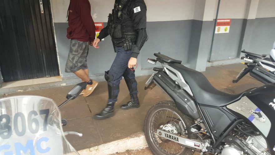 Homem é detido com porção de droga e moto adulterada