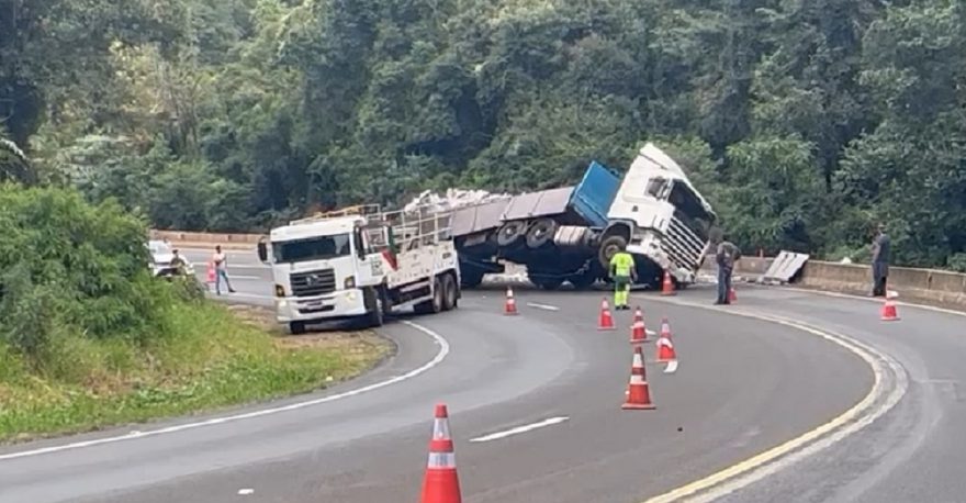 Caminhão tomba após acidente na BR-277 próximo a Laranjeiras do Sul
