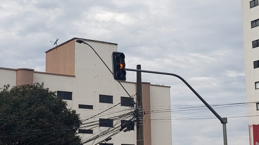 Semáforo da Av. Brasil com Rua 13 de Maio está em amarelo intermitente