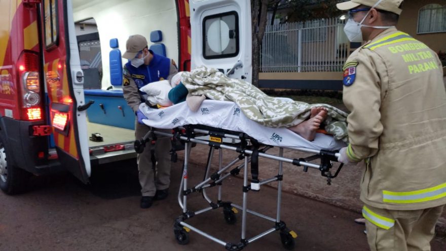 Idosa fica com o rosto ferido após sofrer queda em residência