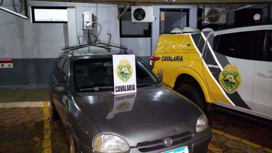 Ladrões passam ao lado de viatura com luzes apagadas e abordagem revela carro recém-furtado