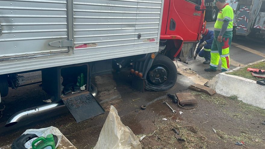 Rodado de caminhão chega a ser arrancado após colisão com carro no Trevo da Portal