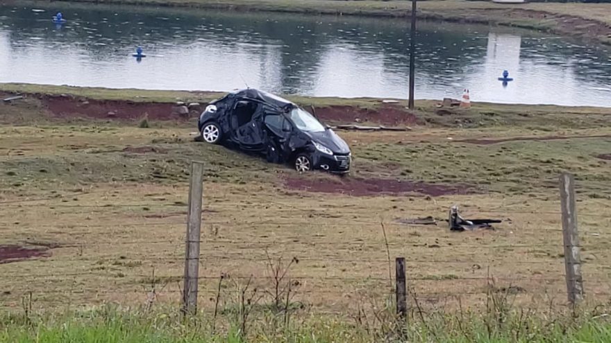 Mulher perde o controle e capota Peugeot na BR-467