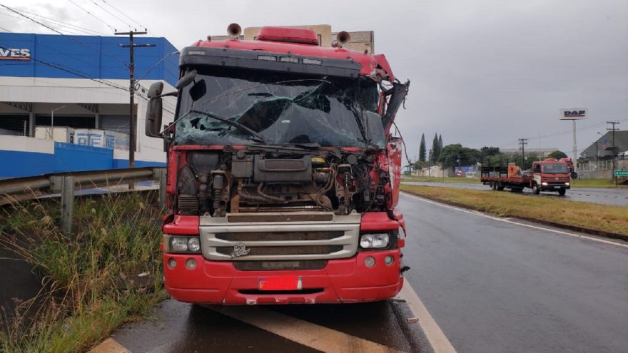 Caminhão fica com a frente destruída após colisão na BR-277