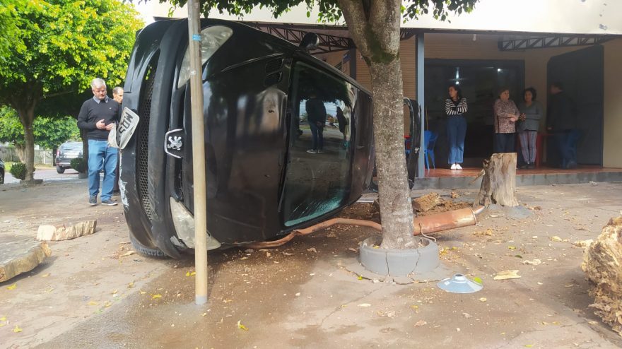 Condutor perde o controle e capota veículo no São Cristóvão
