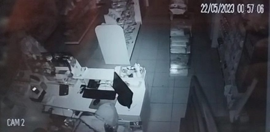 Câmera registra ladrão arrombando porta de comércio no Centro