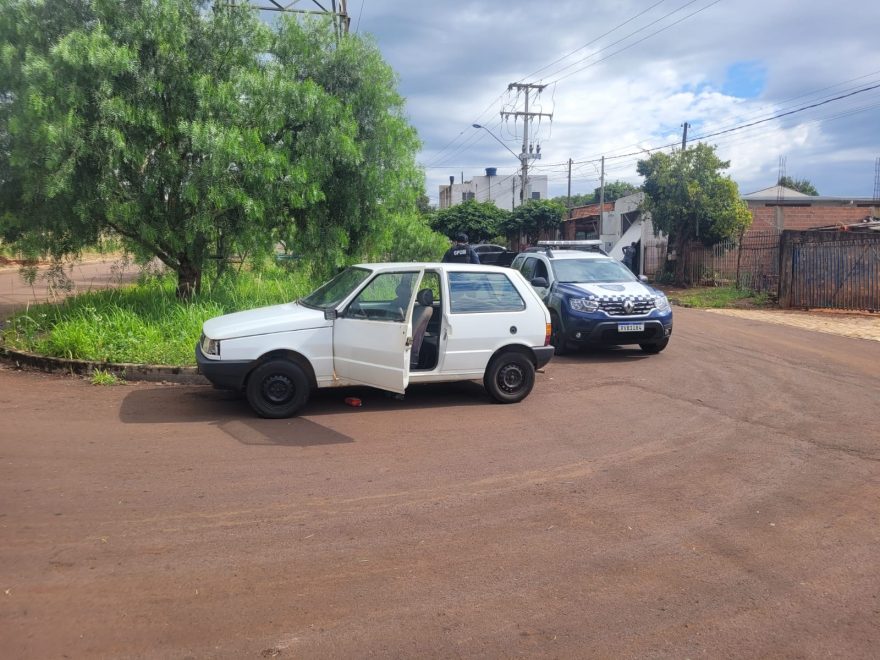 GM desconfia de carro estacionado de forma irregular e consulta de placas revela indicativo de furto