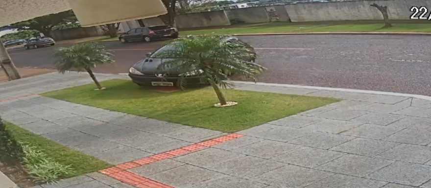 Veja momento em que Peugeot capota no Bairro São Cristóvão