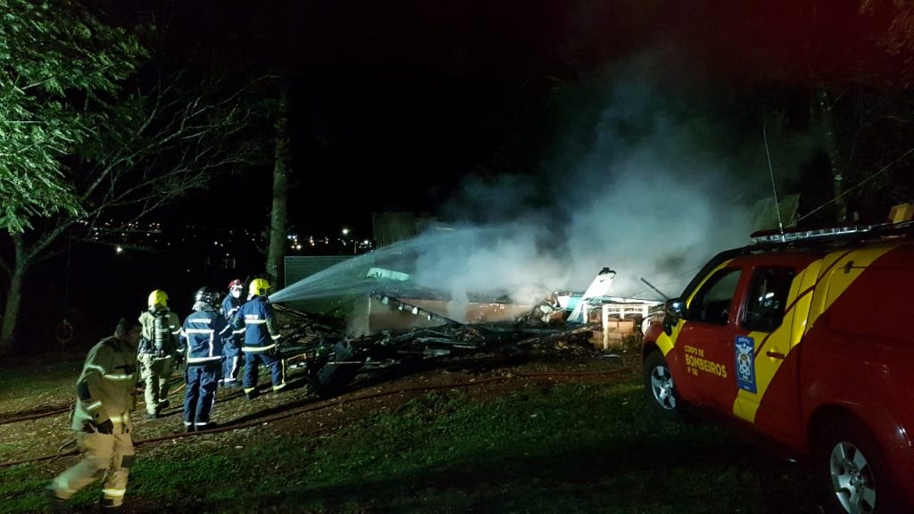 Incêndio em edificação destrói imóvel no Lago Azul