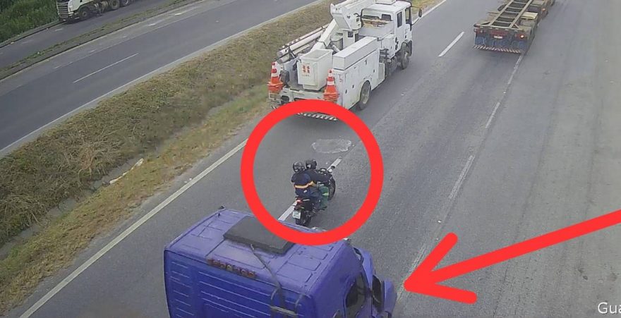 Câmera de segurança mostra momento em que caminhão passa em cima de motociclistas na BR-277