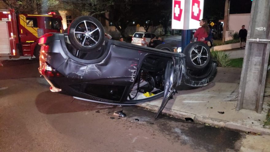 Acidente seguido de capotamento é registrado na Rua Recife esquina com Rua Salgado Filho