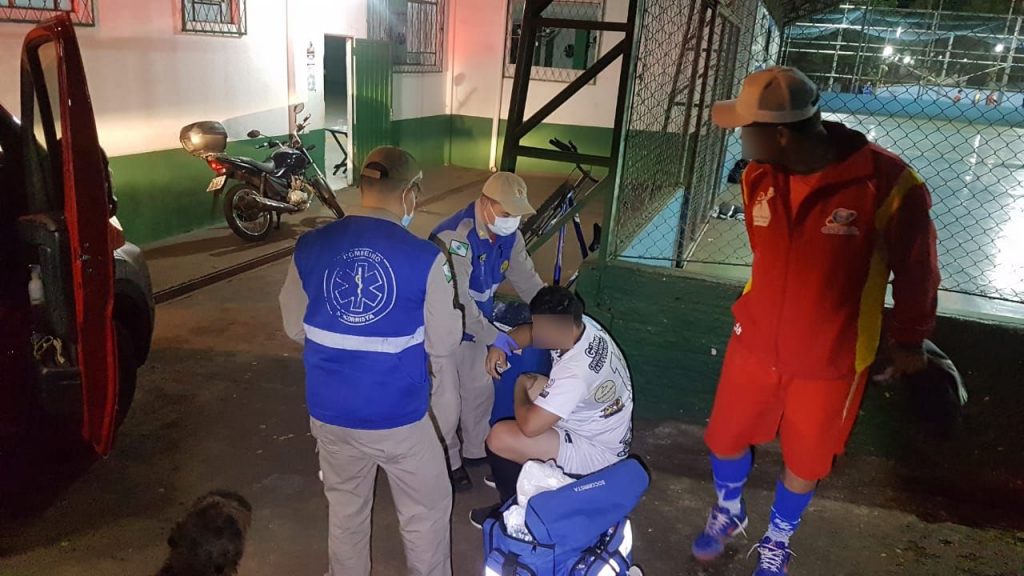 Goleiro fica ferido durante partida de futsal na quadra do Floresta