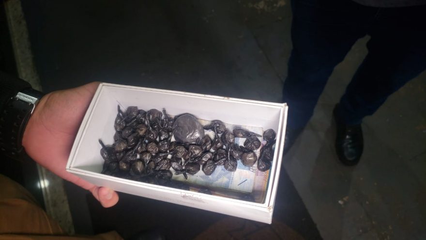 Homem é detido pela Polícia Militar com 64 buchas de cocaína