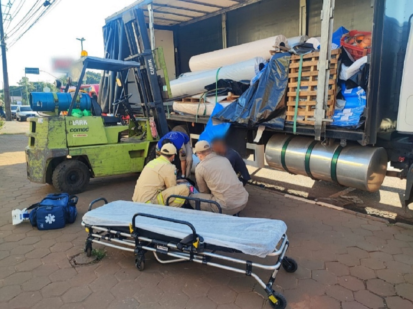 Bobina de 400 kg cai sobre trabalhador e bombeiros são mobilizados, em Toledo Bobina de 400 kg cai sobre trabalhador e bombeiros são mobilizados, em Toledo