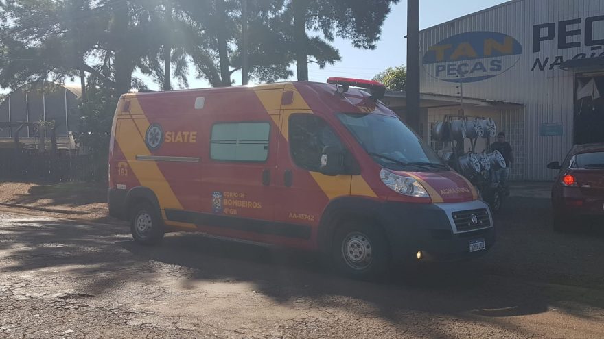 Motociclista tem fratura na clavícula após acidente na Rua do Cowboy