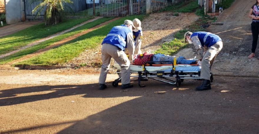 Homem sofre laceração na perna após acidente com motosserra